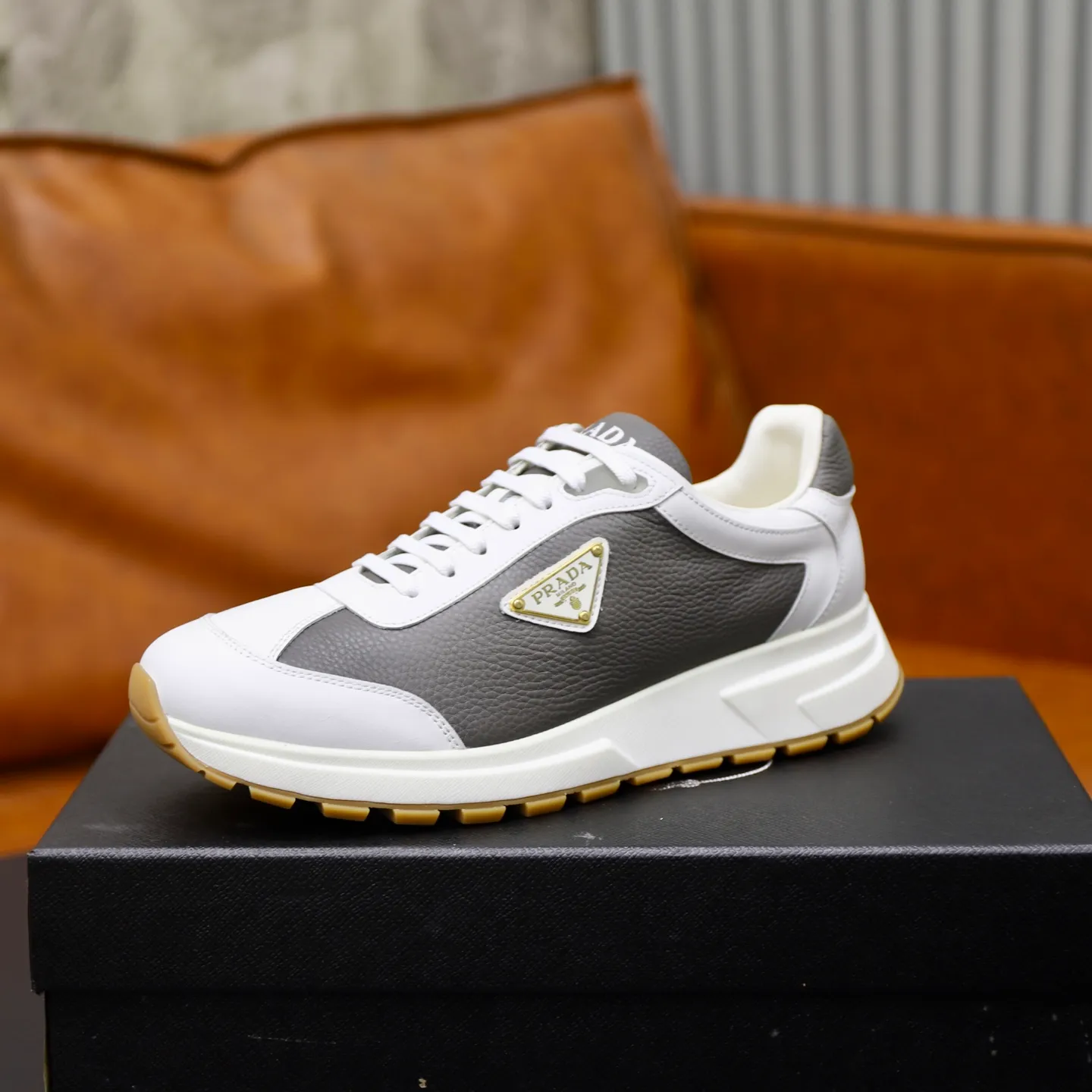 Factory price: 740💰Top original order Brand: PRADA (Prada) Standard code: Men's size 38/44 (45 can be customized) Grade: Same as the official website Material: Original cowhide stitching imported cowhide lining Original combination two-color wear-resistant soft outsole Style category: Leisure and sports version Young fashion European and American trend British style Color: Real picture color